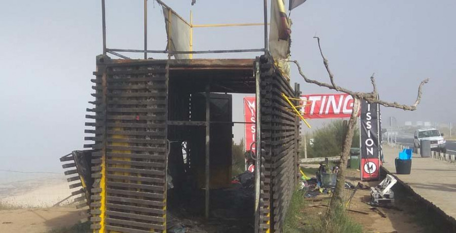 Un fuego calcina la caseta de Mission Surf y provoca 40.000 euros en daños