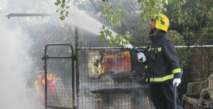 Un incendio calcina un alpendre en Cercias donde su propietario guardaba maquinaria de jardinería