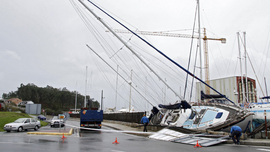 El temporal castiga a A Illa y Cambados con barcos dañados y estructuras desprendidas