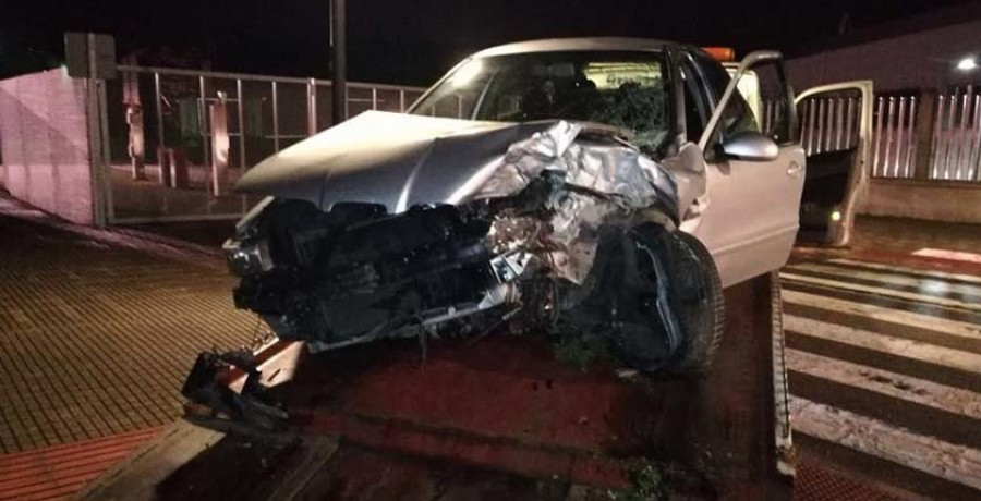 Un conductor abandona su coche en la calzada tras chocar contra un antiguo depósito