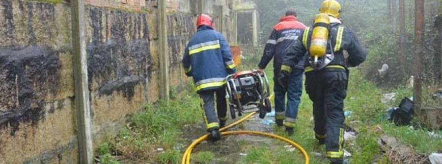 RIVEIRA-Denuncian la insalubridad de una finca abandonada que frecuentan los toxicómanos en Romero Ortiz