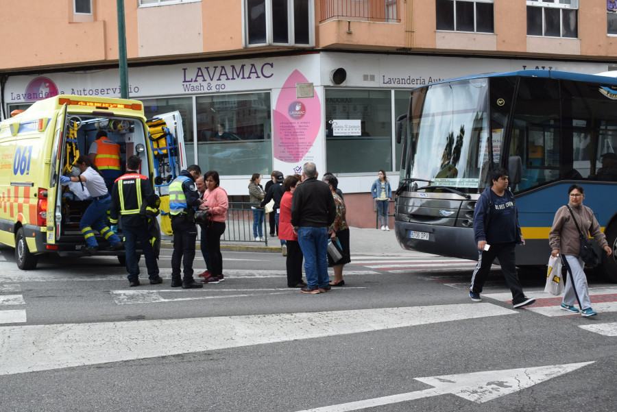 Una sexagenaria resulta herida al ser atropellada por un autobús cuando cruzaba por un paso de peatones en Ribeira