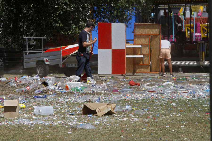 Los operarios retiran 34 toneladas  de basura del botellón previo al Auga