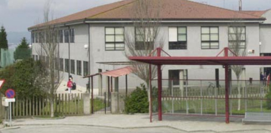 VILANOVA-Reparan una cubierta que se llevó el viento en A Basella