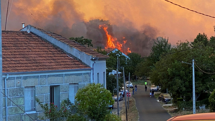Dos incendios sin control arrasan ya 250 hectáreas en Monterrei y Viana