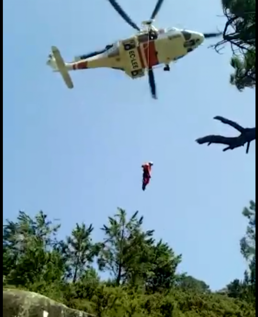 Rescatado por un helicóptero un hombre de mediana edad herido cuando practicaba senderismo por la zona del río Pedras