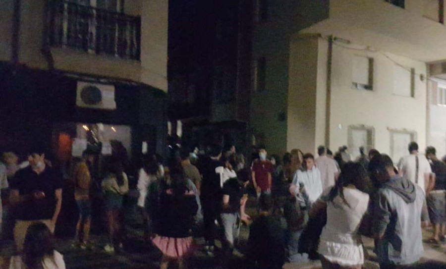 La Policía Local de Ribeira se ve incapaz de poder controlar el desfase de la movida nocturna