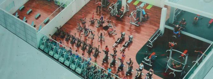 CAMBADOS-La gestora de la piscina muestra el proyecto de ampliación del gimnasio, con sala de actividades