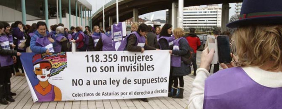 La “marea violeta” cae sobre Madrid con la idea de detener la reforma del aborto