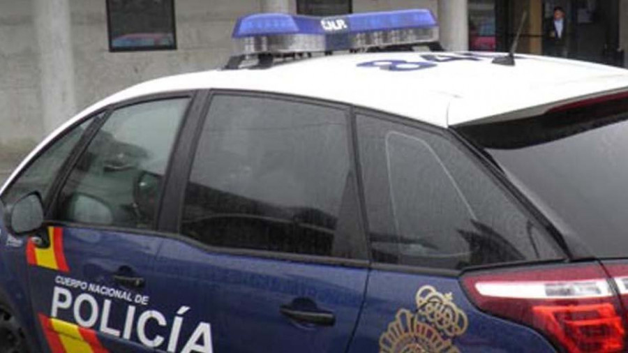 La Policía Nacional detiene a un hombre acusado de vender droga en plena calle en Ribeira