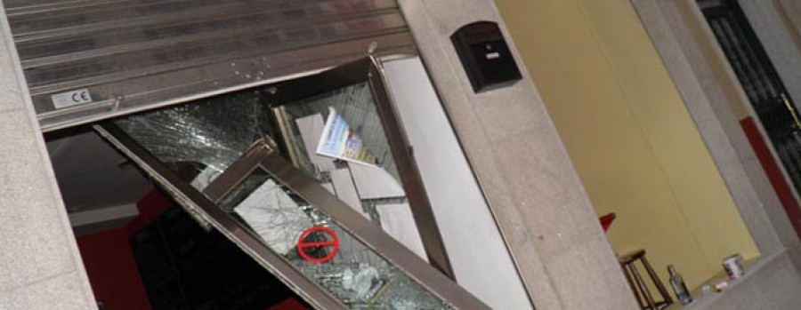 RIVEIRA - Una extraña explosión arranca por completo la puerta y un gran ventanal de un bar de la calle Alcalá Galiano