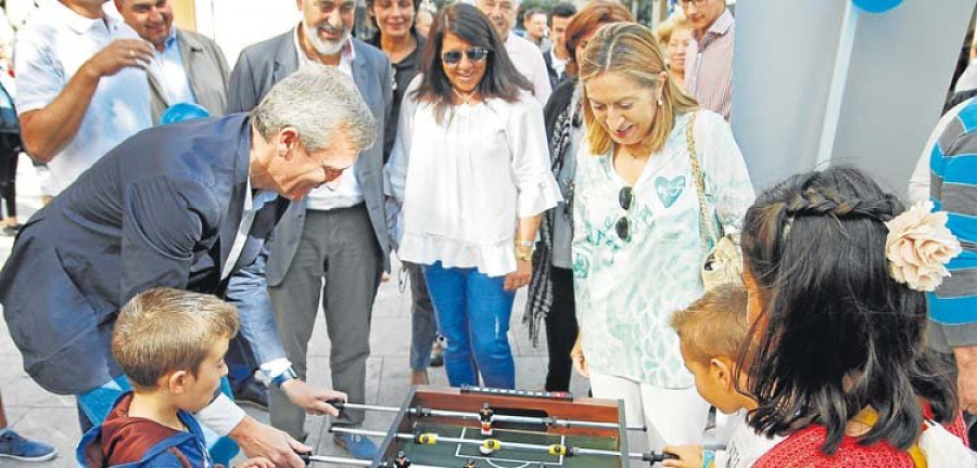 Reparto de propaganda electoral con toques de futbolín y letras de Camarón