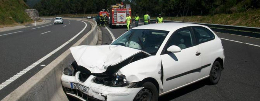 BOIRO - Dos conductores resultaron heridos en un aparatoso y extraño accidente en la Autovía