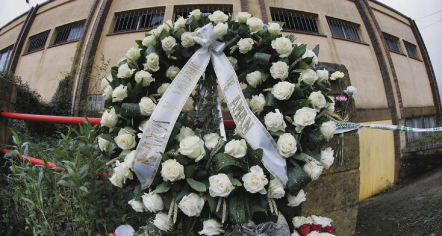 Reportaje | Dos coronas de flores de la familia de Diana Quer se suman a otras muestras de recuerdo en Asados