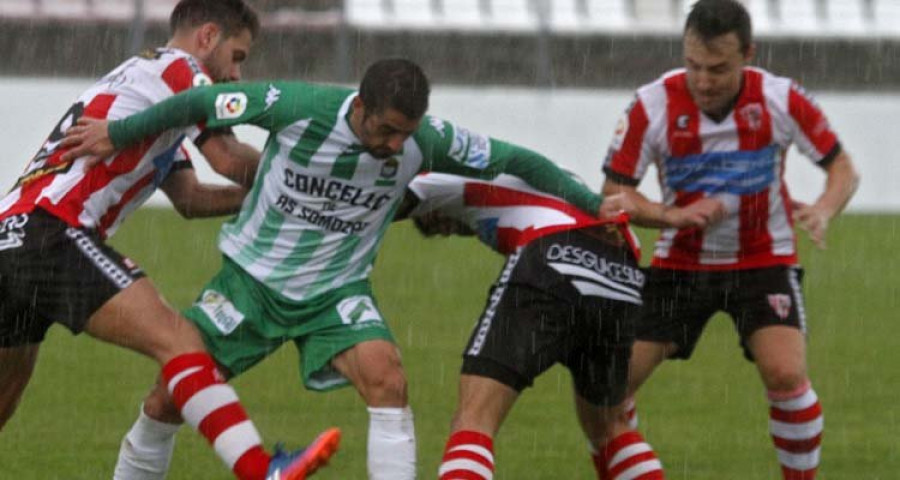 El Céltiga jugó de tú a tú al Somozas, pero el balón parado le condenó otra vez