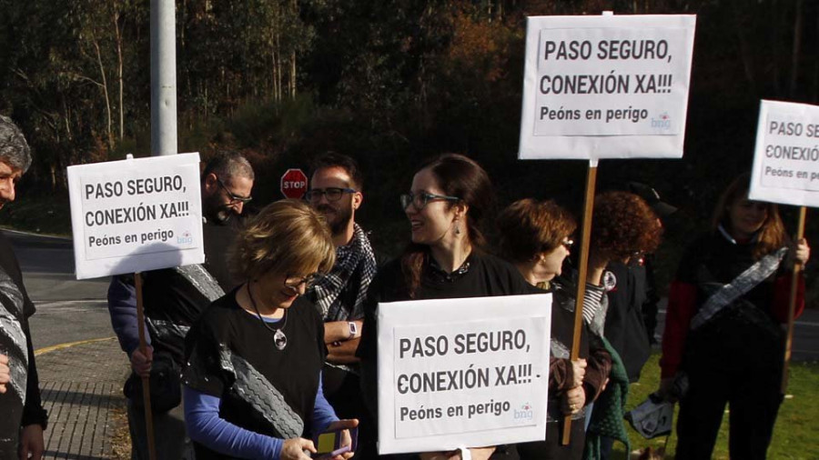 El BNG recoge firmas en Bamio para exigir una solución a la conexión de la zona con Carril