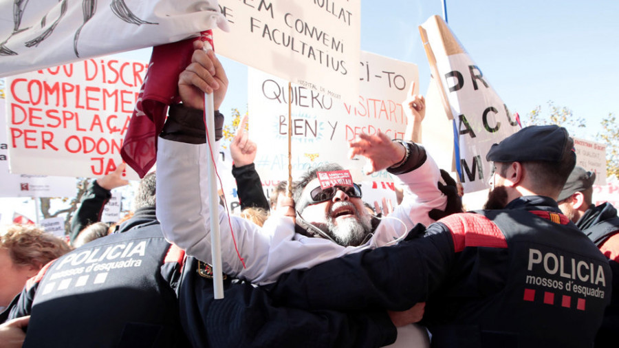 Las protestas de los médicos crean momentos de tensión ante el Parlament