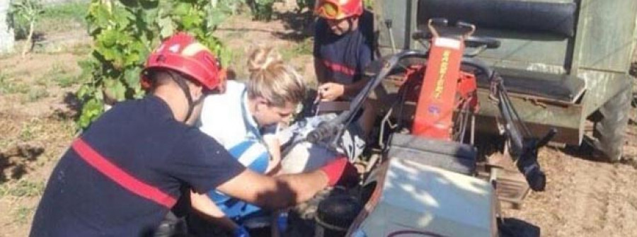 Emerxencias rescata a un vecino de Sanxenxo atrapado en un tractor
