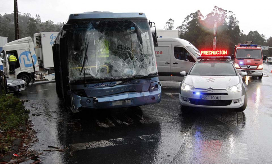 El choque entre un tráiler y un bus obliga a cortar la N-550 en Caldas
