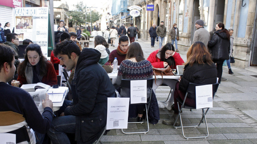 Los usuarios de la biblioteca sacan los libros a la calle para reclamar una instalación “digna”