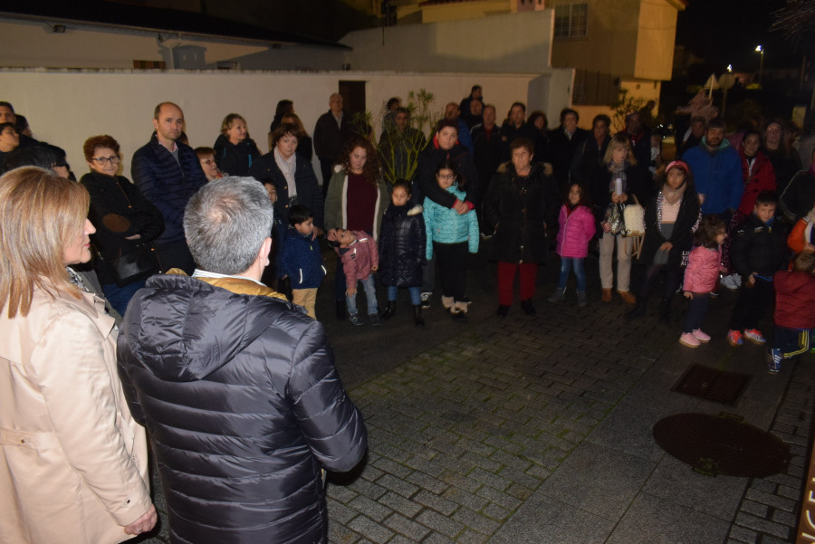 El belén móvil de Aguiño alcanza el centenar de piezas al incorporar al panadero, carpintero y gallinas