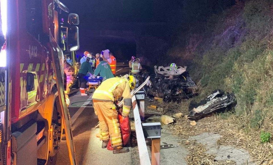 Heridos graves dos jóvenes tras chocar con la mediana y caerse de una altura de 20 metros en la Variante de Caldas