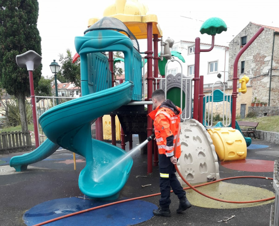 Los parques infantiles de Ribeira se reabren este lunes con límites de aforo y labores de desinfección