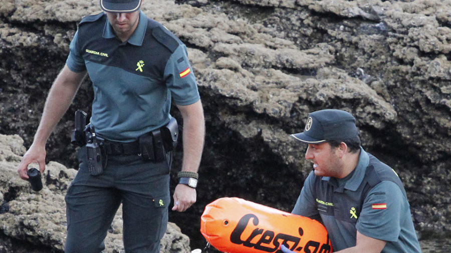 La Guardia Civil pone el foco en tres lanchas en la investigación de la muerte del buzo en Punta Cabiscastro