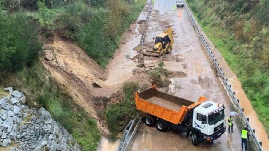 La caída de un árbol y de tierra a la calzada corta durante horas la variante