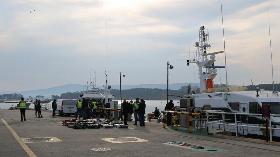 La persecución de dos lancheros en Arousa se salda con un alijo de 3 toneladas de coca