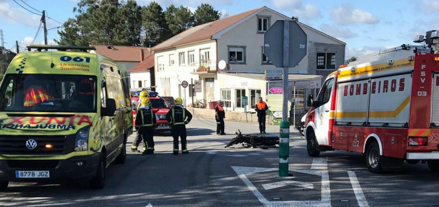 Herida una pobrense que iba de acompañante en una moto contra la que chocó un coche en Beluso