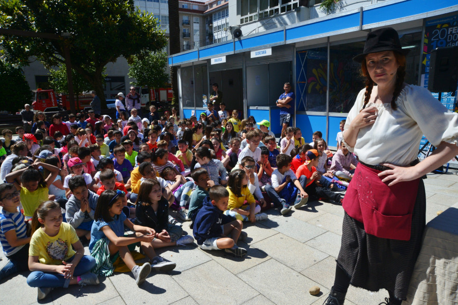 Raquel Queizás cautiva a un centenar de niños en la V Feira do Libro de Ribeira