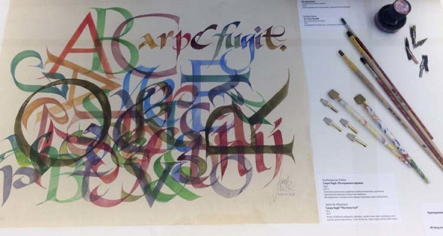 El calígrafo gallego Jorge Regueira exhibe su arte en Moscú
