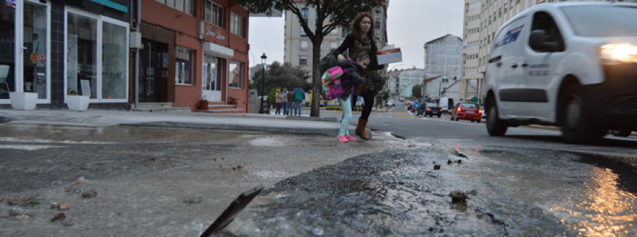 RIVEIRA - La rotura de una tubería deja sin suministro de agua potable a cientos de vecinos de la ciudad