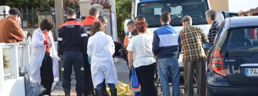 RIVEIRA-Una septuagenaria resulta herida en Insuela al ser atropellada por una furgoneta de reparto del pan