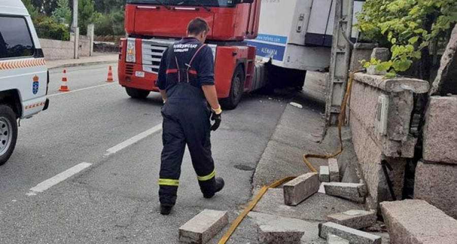 El impacto de la caja de un camión causa destrozos en el cierre de una vivienda en Padrenda