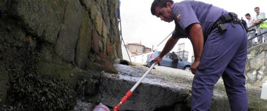 RIVEIRA-La Xunta da por erradicado un vertido detectado hace trece meses en el puerto de Palmeira