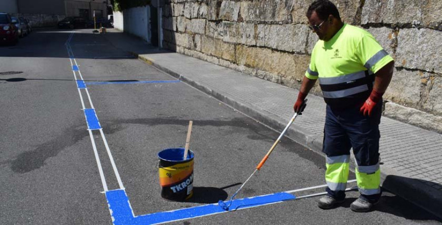 La zona azul de Ribeira se amplía a la travesía de la Rúa Canarias con otras 23 plazas, dos de motos