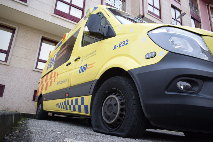 Sabotean la ambulancia del 061 en Ribeira pinchando sus ruedas 48 horas antes de que comience la huelga