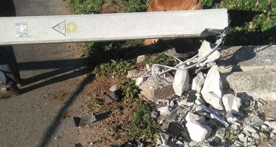 La Policía Local identifica al piloto del coche que derribó un poste de hormigón en una pista de Ribeira