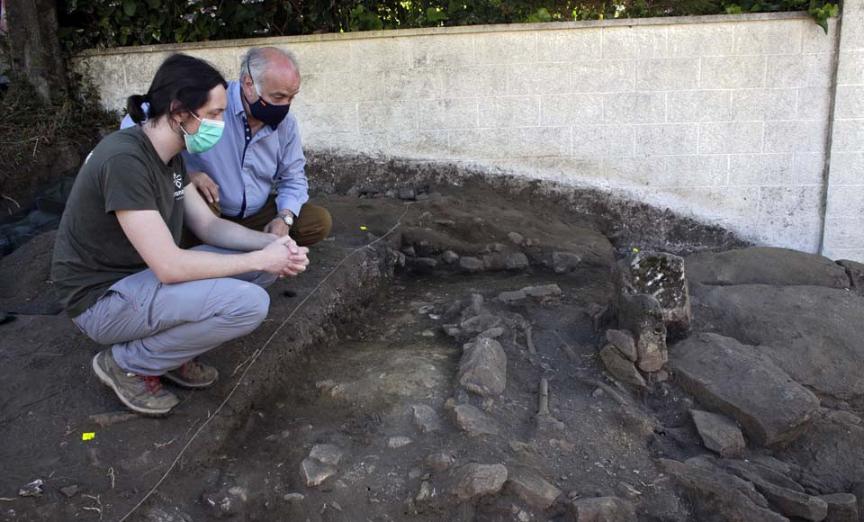 Descubren una tumba con restos óseos humanos durante las excavaciones de Cálago