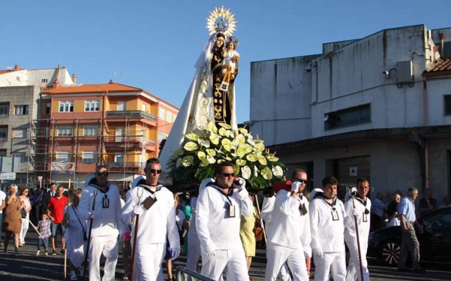 Vilaxoán acompaña a la Virgen del Carmen en su travesía