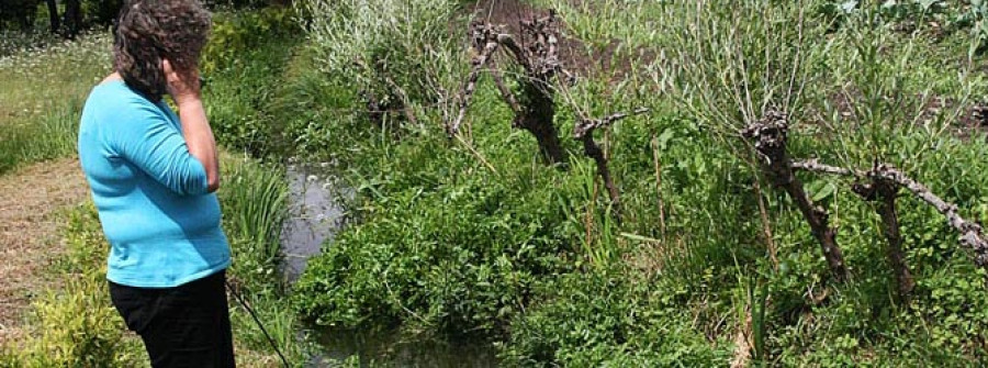 Oubiña asiste con impotencia y rabia a los continuos vertidos al río