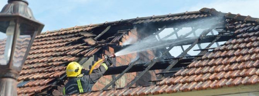 Arde una casa abandonada a la que acuden toxicómanos en Aguiño y para la que los vecinos reclaman su tapiado