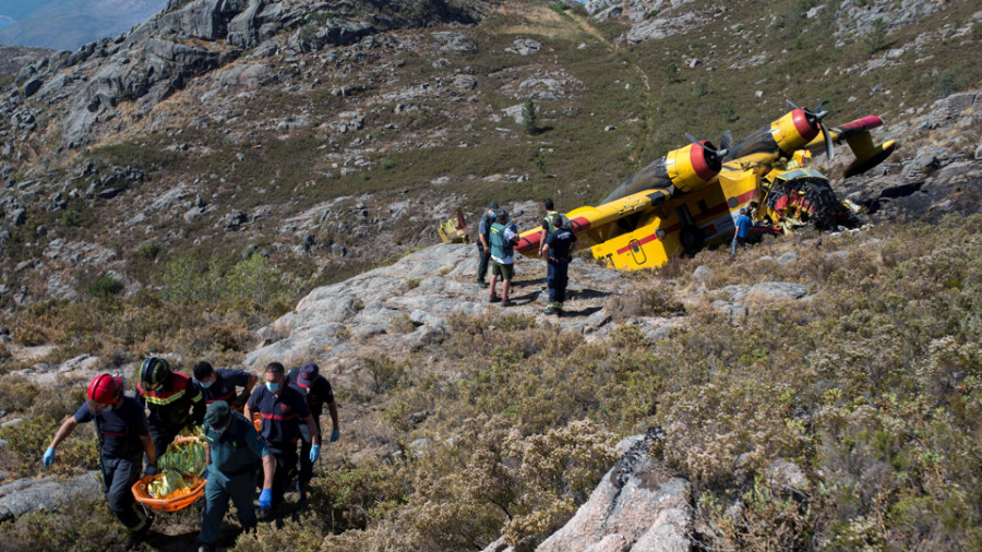 Muere el copiloto de un avión que cayó cuando apagaba un incendio en Ourense