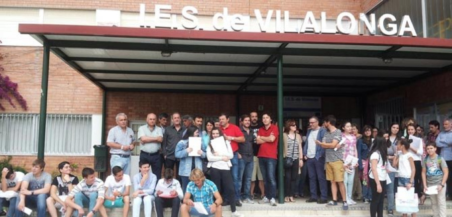 Profesores y alumnos IES de Vilalonga se concentran contra la agresión a un maestro
