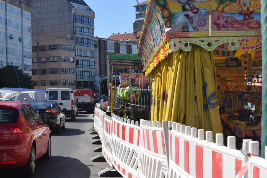 El Concello instala 150 metros de vallas para separar el tráfico de atracciones de feria en Ribeira