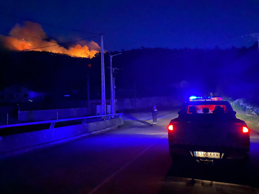 Un incendio forestal afecta desde la pasada madrugada al monte de A Curota y supera las 20 hectáreas quemadas