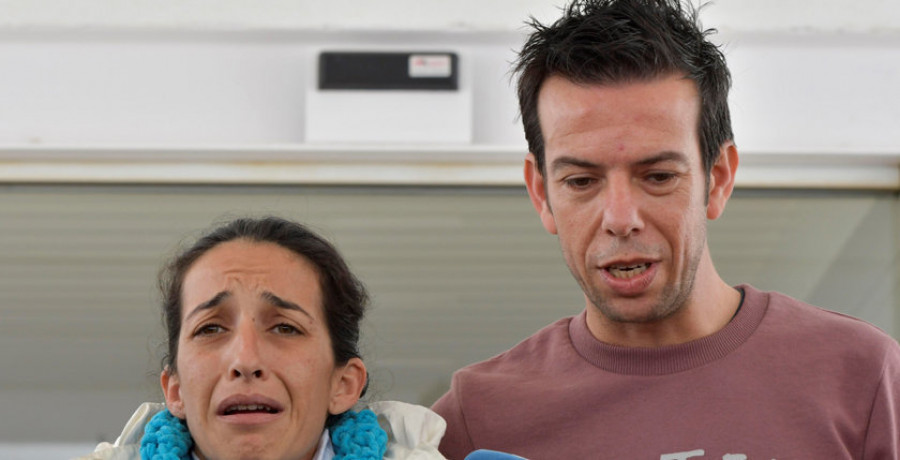 La familia del niño Gabriel Cruz esparce las cenizas de su “pescaíto” en el mar, “su lugar mágico”