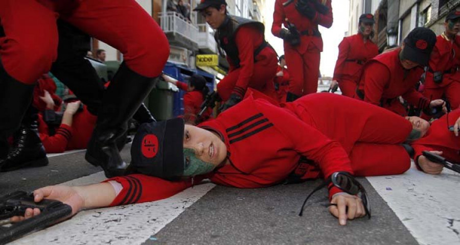 La pasión por la serie de V ensalza a 
Os Visitantes como ganadores del desfile